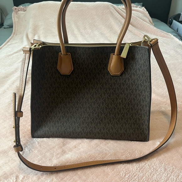 Michael Kors Large Monogram Tote Bag - Picture 3 of 8